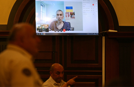 Находящийся в заключении экс-президент Грузии Михаил Саакашвили виден на экране во время судебного заседания в Тбилиси.