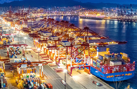 Морской контейнерный терминал в китайском Циндао.