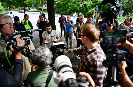 Человек, получивший от полиции разрешение на публичное собрание с целью сжечь Тору и Библию возле посольства Израиля, держит в руке Коран после того, как решил не сжигать книги.