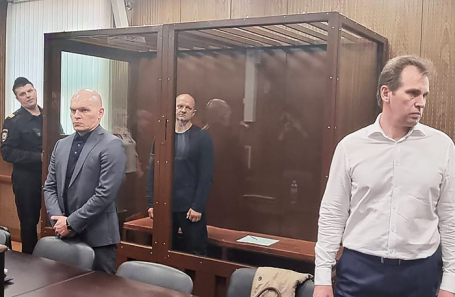 Бывший вице-губернатор Санкт-Петербурга Владимир Лавленцев (в центре) в суде в ходе избрания ему меры пресечения.