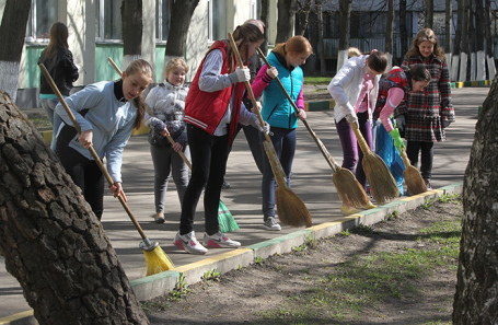 Во время субботника на школьном дворе. Архивное фото.