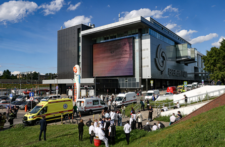 Автомобили экстренных служб около ТЦ «Времена года» на Кутузовском проспекте.