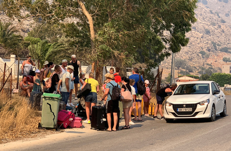 Туристы эвакуируются с Родоса.