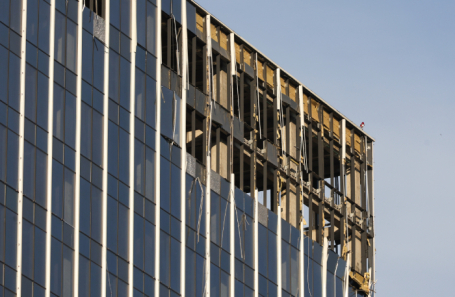 Поврежденный беспилотником бизнес-центр в Москве. 