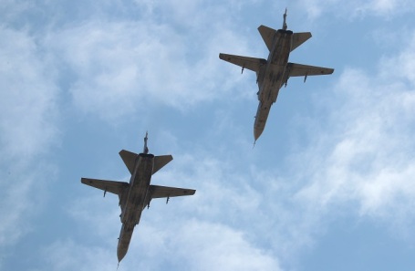 Самолеты Су-24М в небе.