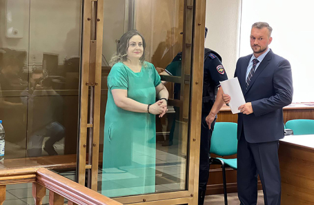 Экс-судья Арбитражного суда столицы Елена Кондрат и один из ее защитников, адвокат Алексей Ковалев.