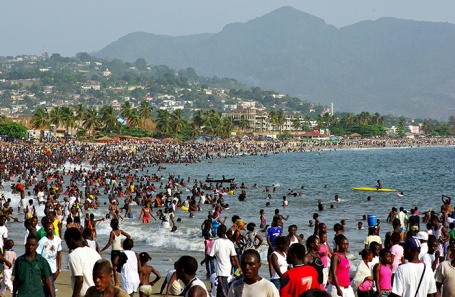 Пляж Ламли во Фритауне (столица Сьерра-Леоне) в выходной день.