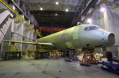 Superjet-100 (SSJ New) в испытательном корпусе Сибирского научно-исследовательского института авиации имени С. А. Чаплыгина.