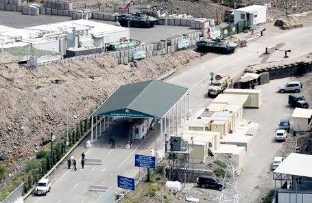 Акари, где установлен КПП Азербайджана в Лачинском коридоре. На подъезде к КПП со стороны Армении стоят 19 грузовых автомобилей с гуманитарной помощью для населения Нагорного Карабаха.