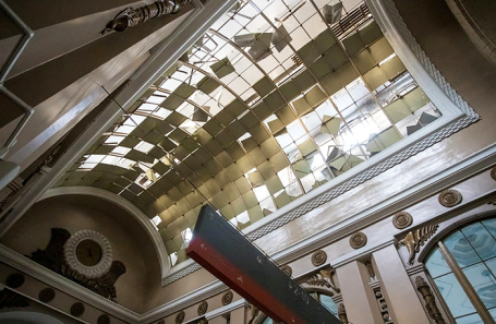 Поврежденная крыша железнодорожного вокзала после атаки беспилотника в Курске.