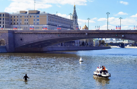 Оперативные службы в районе парка «Зарядье», где в Москве-реке обнаружены тела погибших диггеров.