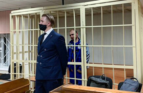 Антон Котов (на втором плане).