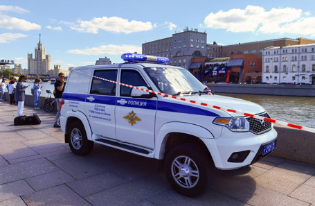 Оперативные службы в районе парка «Зарядье», где в Москве-реке обнаружены тела погибших диггеров.