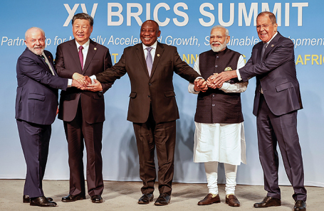 Президент Бразилии Луис Инасиу Лула да Силва, президент Китая Си Цзиньпин, президент ЮАР Сирил Рамафоса, премьер-министр Индии Нарендра Моди и министр иностранных дел России Сергей Лавров позируют для фото во время саммита БРИКС 2023 года в конференц-центре Сэндтона в Йоханнесбурге, Южная Африка.