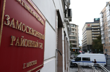 Автозак у здания Замоскворецкого суда, где ожидается рассмотрение ходатайства следствия об избрании меры пресечения в отношении организаторов подземных экскурсий по делу гибели диггеров.