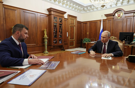 Президент РФ Владимир Путин на встрече с главой ДНР Денисом Пушилиным.