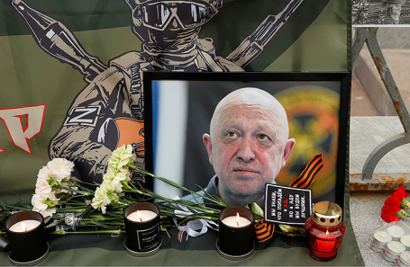 Импровизированный мемориал Евгения Пригожина в Москве.