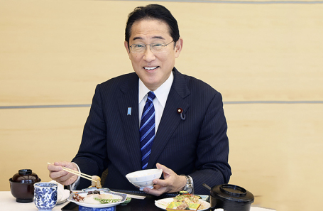 Премьер-министр Японии Фумио Кисида съел на завтрак продукты из Фукусимы.