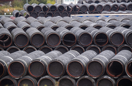Неиспользуемые трубы для газопровода «Северный поток — 2» хранятся на площадке порта Мукран.