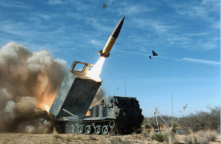 Запуск ракеты ATACMS.