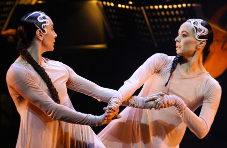 Примы-балерины Мариинского театра Диана Вишнева и Дарья Павленко (слева направо) в сцене из спектакля «Дуо». 