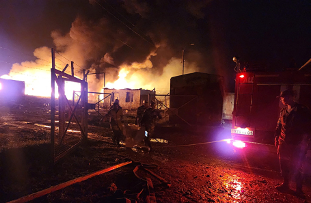 Спасатели и медицинский персонал работают после взрыва на складе бензина возле шоссе Степанакерт — Аскера в Беркадзоре, Нагорный Карабах. Фото сделано 25 сентября 2023 года.