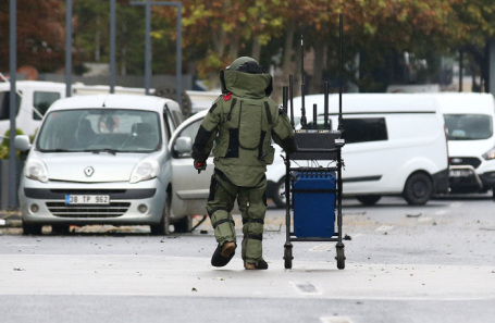 Работа саперов на месте происшествия.