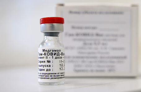 Ампула со вторым компонентом назальной вакцины от коронавируса «Гам-Ковид-Вак» («Спутник V»).