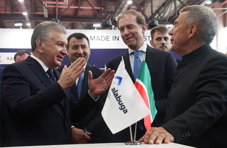 Президент Узбекистана Шавкат Мирзиёев, главав минпромторга Денис Мантуров и глава Республики Татарстан Рустам Минниханов (на первом плане слева направо) на территории международного выставочного центра «Казань Экспо».