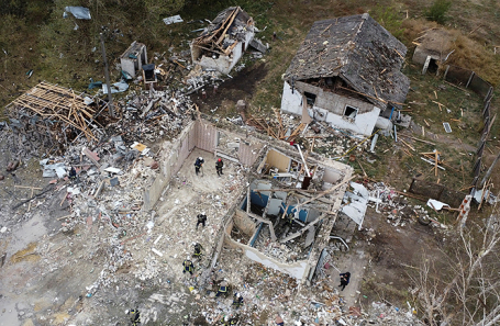 Вид сверху на разрушенные дома в селе Гроза Харьковской области.
