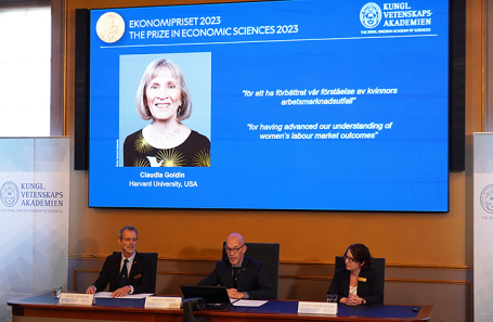 Ханс Эллегрен, постоянный секретарь Шведской королевской академии наук, объявляет о присуждении Нобелевской премии по экономике 2023 года, которая досталась Клаудии Голдин, во время пресс-конференции в Шведской королевской академии наук в Стокгольме.