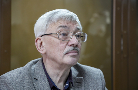 Олег Орлов перед началом судебного заседания в Головинском суде Москвы.