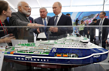 Лидеры Индии и России осматривают макет сверхмощного атомного ледокола «Лидер» во время посещения судостроительного комплекса «Звезда». Приморский край. Архивное фото.