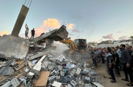 Разбор завалов и поиск пострадавших под обломками дома, разрушенного в результате израильских ударов, в центральной части сектора Газа 15 октября 2023 года.