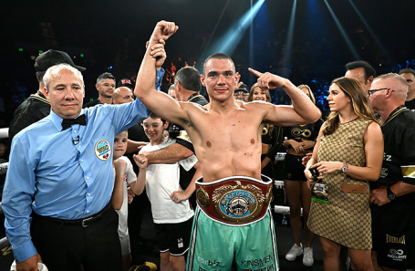 Австралийский боксер Тим Цзю после победы над американским боксером Брайаном Мендосой в бое за титул чемпиона мира по версии Всемирной боксерской организации (WBO) в весовой категории до 69,9 килограмма.