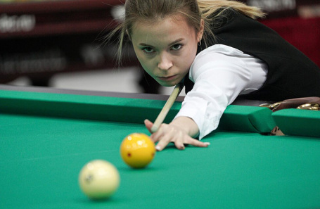 Участница «Кубка мэра Москвы» по бильярдному спорту. Архив.