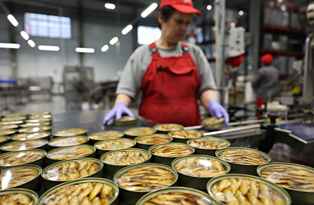 Линия по производству шпрот на рыбокомбинате группы компаний «За Родину».