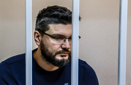Пасынок рок-музыканта Стаса Намина Роман Микоян, обвиняемый в убийстве брата Артема Микояна и его бабушки Полины Ткаченко, во время избрания меры пресечения в Истринском городском суде.