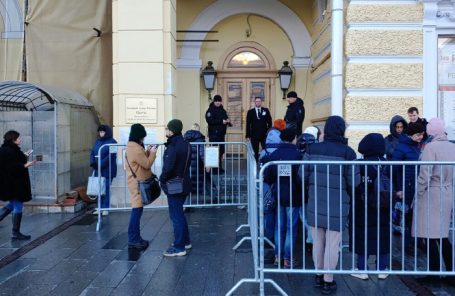 Очередь в кассы Большого театра за билетами на балет «Щелкунчик».