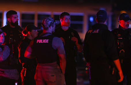 Сотрудники правоохранительных органов работают на месте, где в Лисбон-Фолс, штат Мэн, США, было найдено тело Роберта Карда, подозреваемого в массовых расстрелах в Льюистоне.