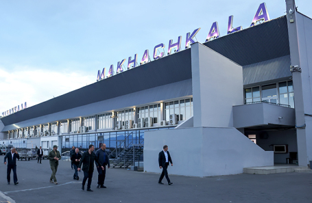 Глава Республики Дагестан Сергей Меликов (в центре) на территории международного аэропорта Махачкалы, где накануне прошла акция протеста после приземления регулярного рейса из Тель-Авива.