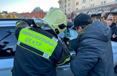 Спасение кошки из оставленного на парковке на Театральной площади автомобиля.