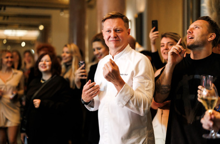 Шеф Андрей Шмаков (в центре).