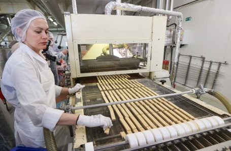 На кондитерской фабрике.