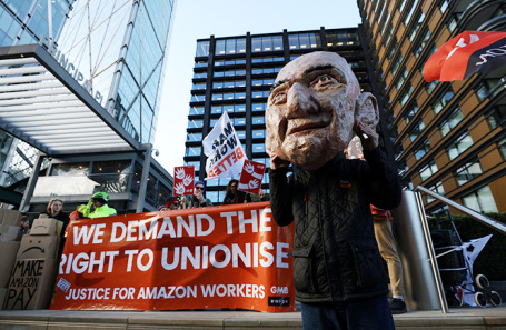 Митинг сотрудников Amazon в Лондоне.