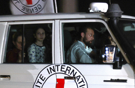 Автомобиль Красного Креста в составе колонны, предположительно, перевозившей заложников.