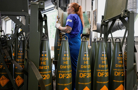 Артиллерийские снаряды калибра 155 мм на заводе немецкой компании Rheinmetall.