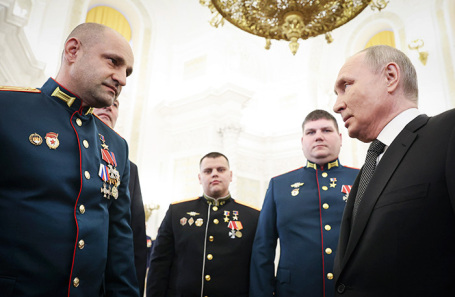 Президент России Владимир Путин (справа) и глава Народного совета ДНР Артем Жога.