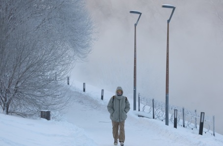 Россия. Екатеринбург. Мужчина на набережной реки Исеть. Температура в городе понизилась до минус 29 градусов. 