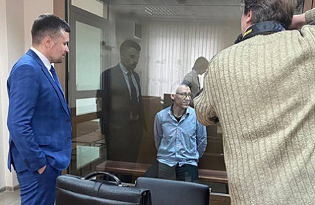 Александр Кравченко (в стеклянном боксе).